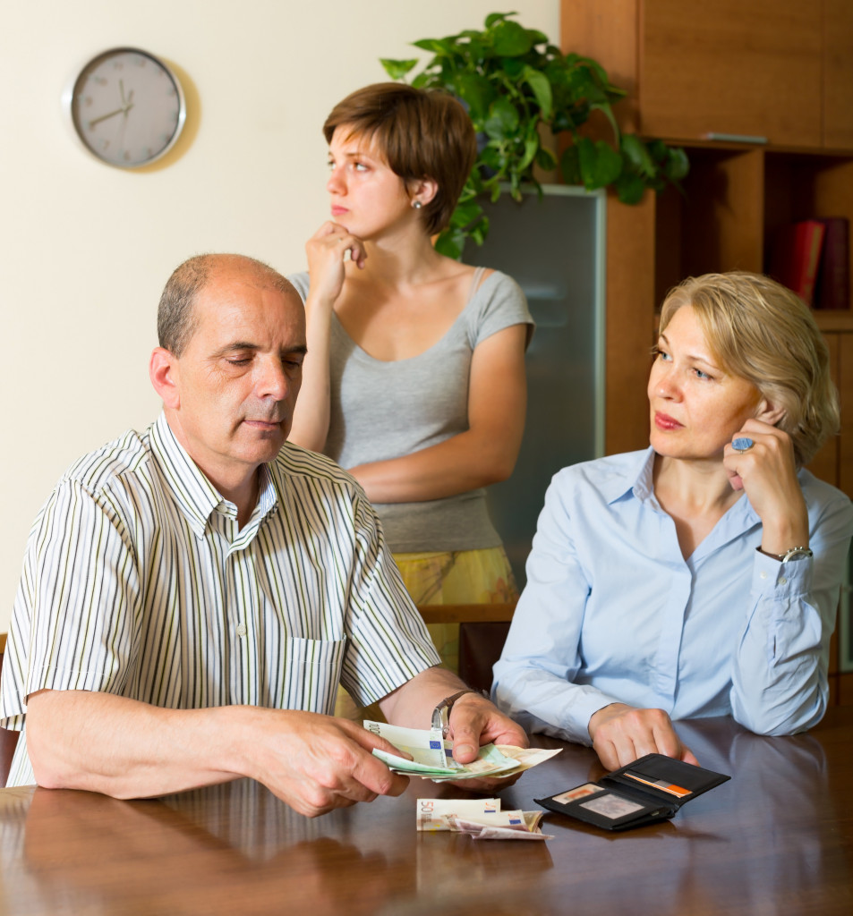 couple financially struggling