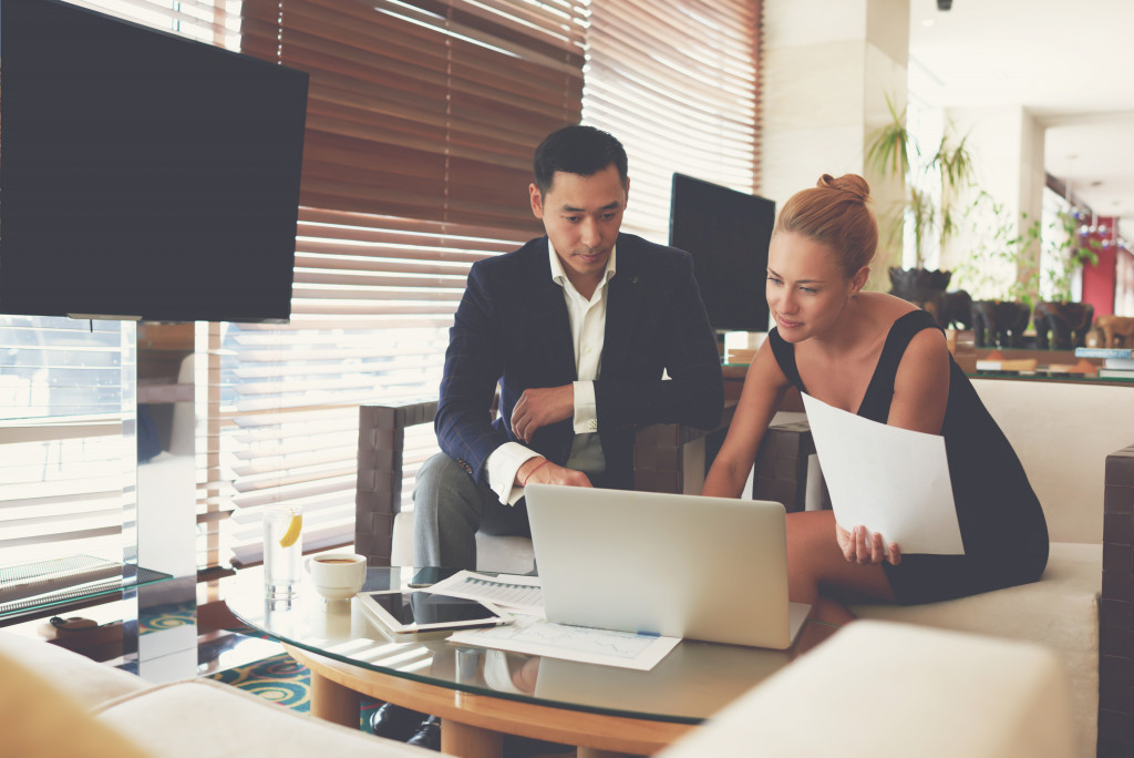 an entrepreneur woman talking to her client