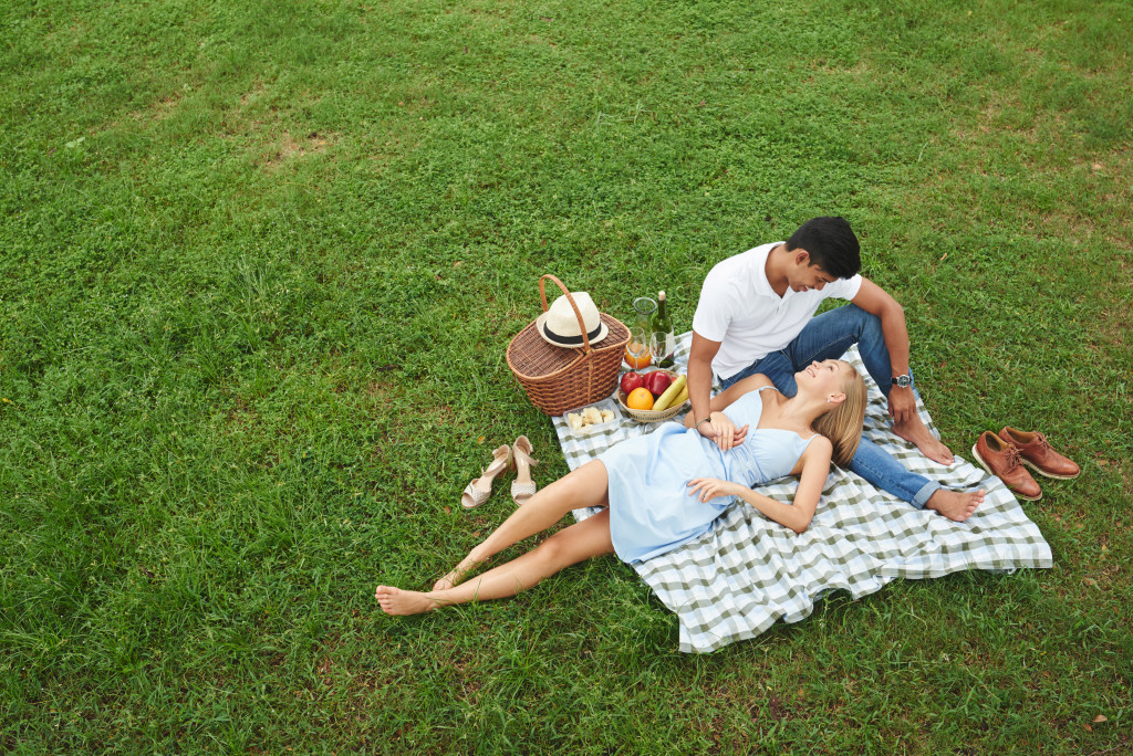 couple in picnic