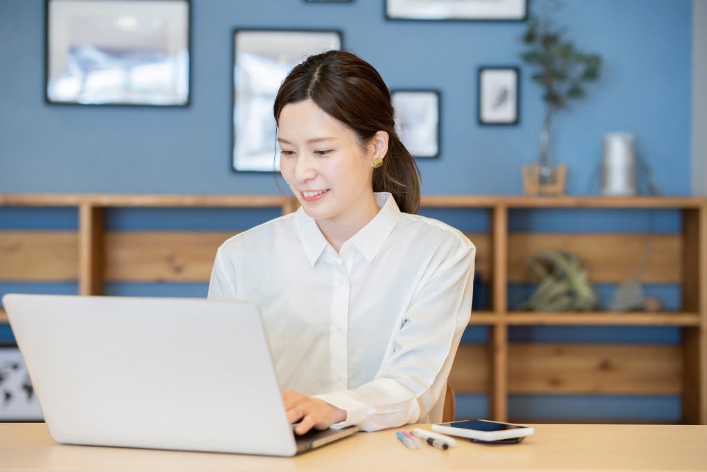 Mom enjoying flexible work arrangement